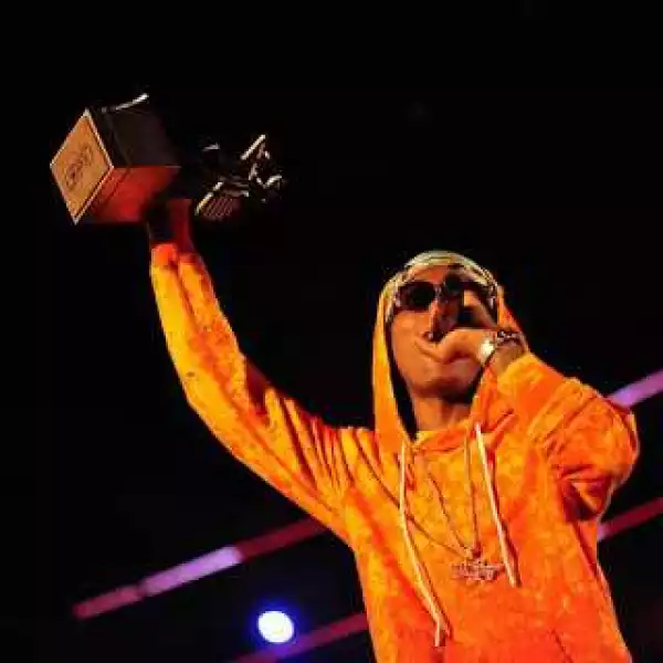 Photos of Wizkid and Yemi Alade Receiving Their MAMA Awards On Stage